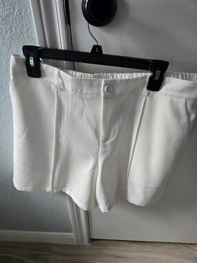 NWOT High-Waist White Dressy Pull-On Women's Shorts. Never Worn